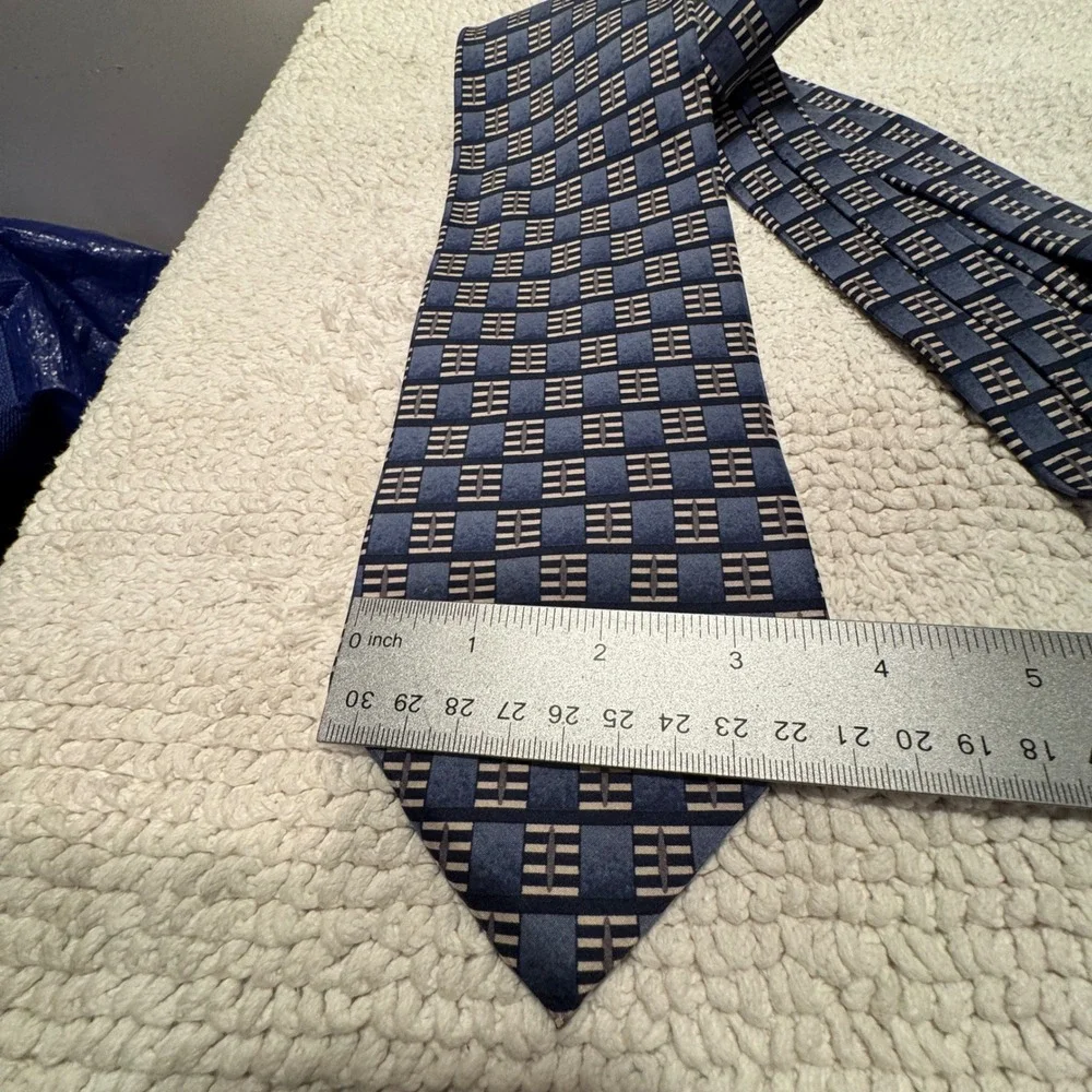 Geoffrey Beene Tie Blue Geometric 100% Silk Professional Business Old Money
